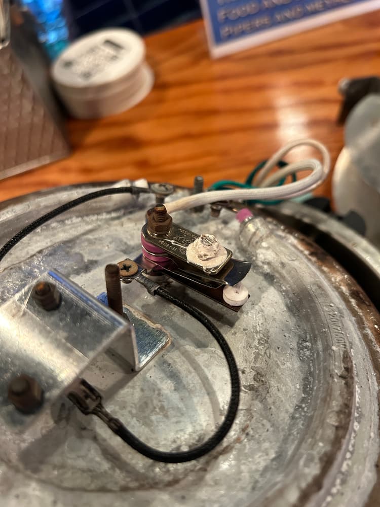 Inner pot adjustment screw.