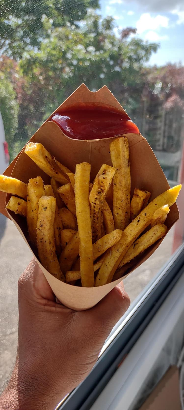 Great durability after having these piping hot plantain fries from the fryer and into the container. They hold up very well after 5 hours.